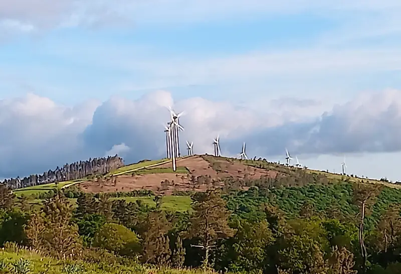 Aeroxeradores no cume do monte de Raño
