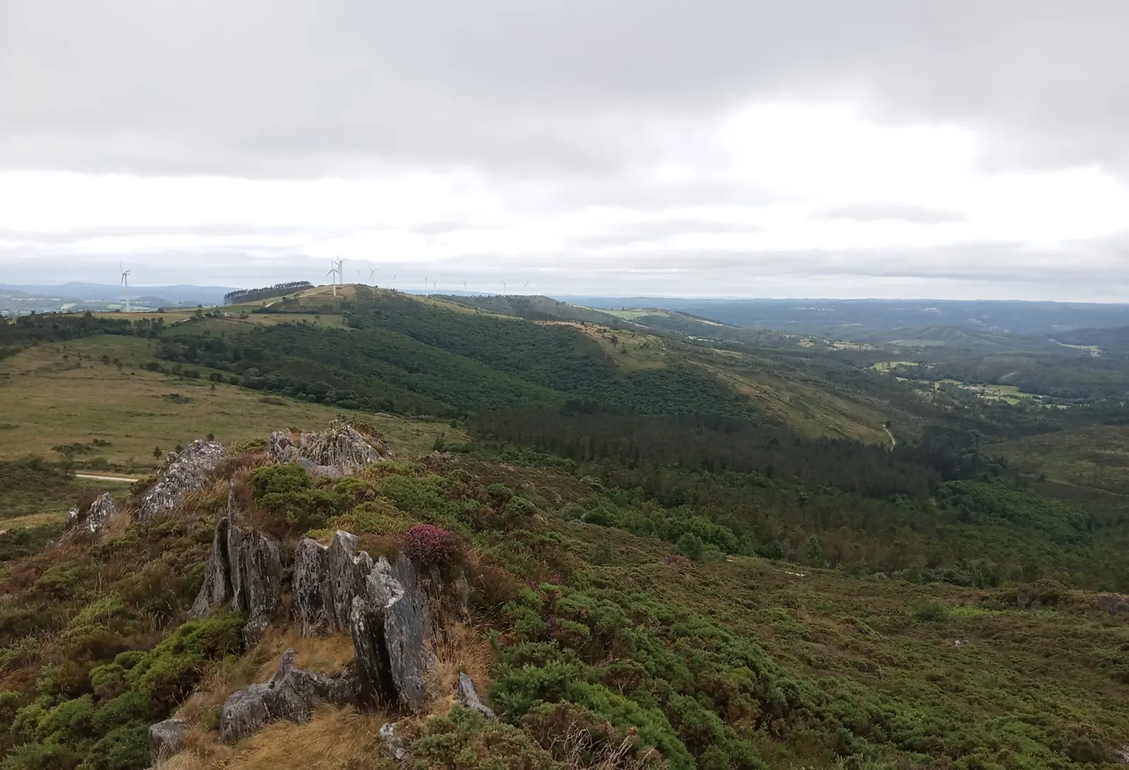 Penedos de granito na serra do monte veciñal de Raño, en Irixoa